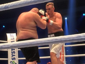 Der erste Kampf ist gleich ein Profidebüt: Schwergewichtler Alexander Hofmann boxt gegen Gürkan Basak / Foto: Sebastian Heger