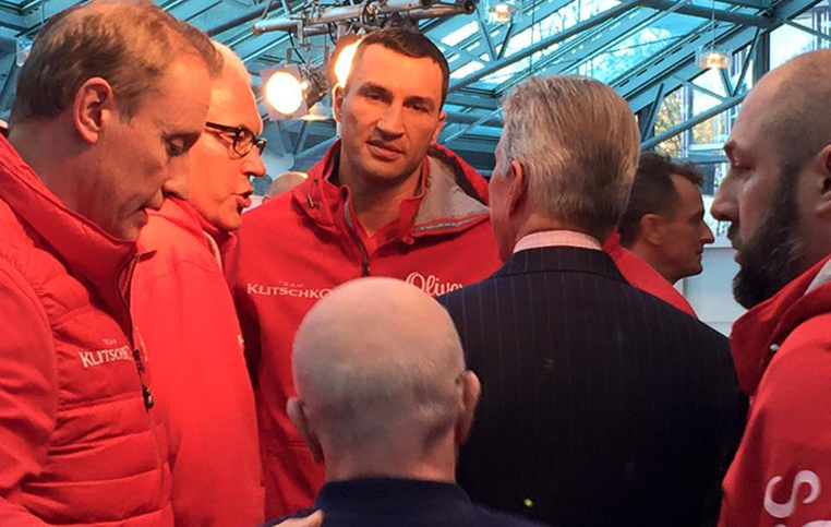Wladimir Klitschko und sein Team / Foto: Thomas Künzel
