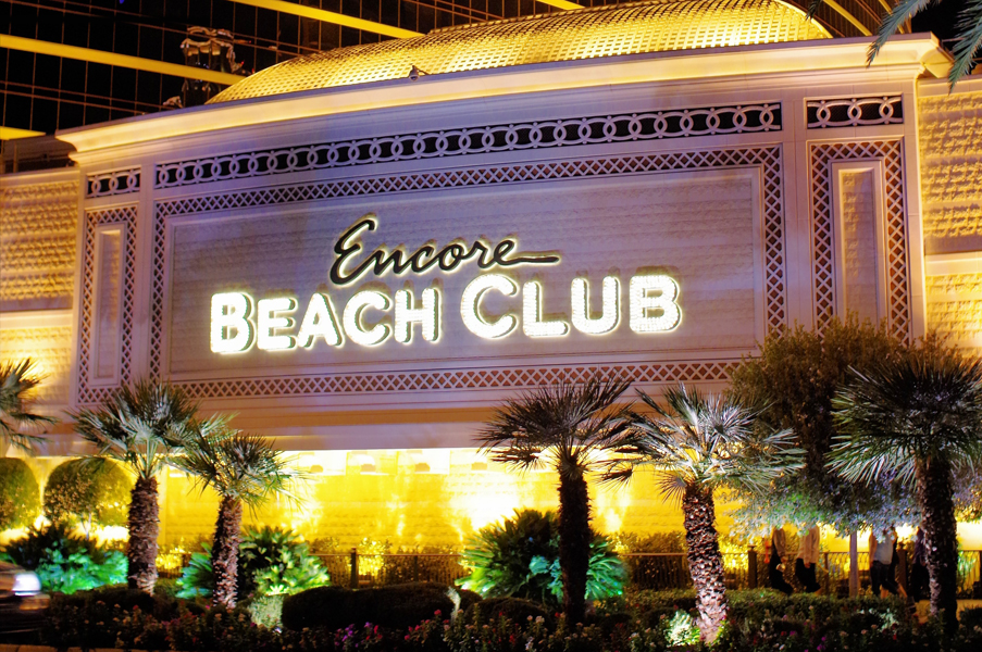 Encore_Las_Vegas_Beach_Club_at_night
