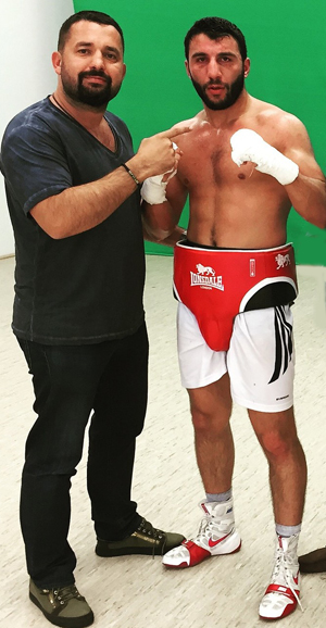 Der türkische WBC International Champion Avni Yilderim, hier mit seinem Manager Ahmet Öner, wird im ersten Kampf des WBSS Turniers auf den IBO-Weltmeister Chris Eubank jr treffen