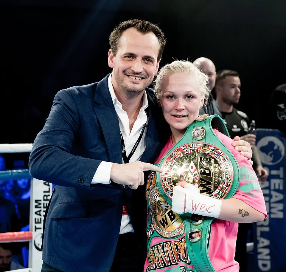 Promoter Nisse Sauerland ganz stolz mit seiner neuen dänischen WBC Weltmeisterin.